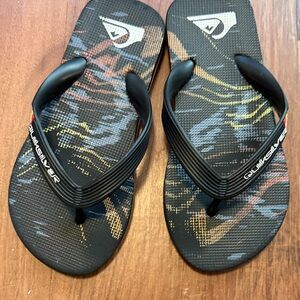 Quiksilver child size 2  Black and Multicolor Flip Flops